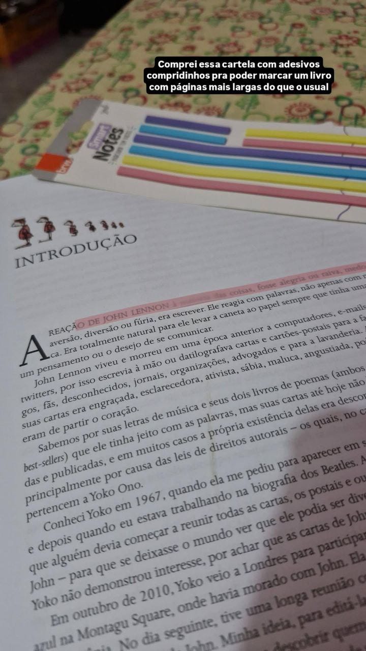 Imagem da esquerda: página de "introdução" de um livro impresso, com folha branca, com um post-it cor de rosa comprido sobre a primeira linha do texto. Acima do título há vários bonequinhos, um menor do que outro, formando uma escadinha. Imagem da direita: Minha mão segurando o livro "As cartas de John Lennon", de Hunter Davies