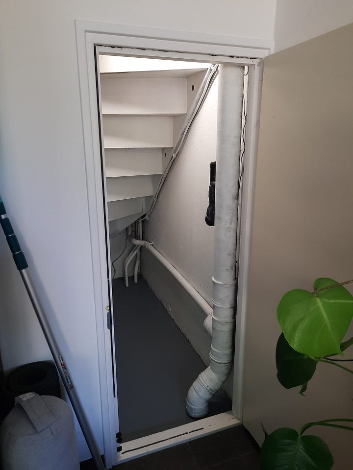 Voor en na foto's van de opgeknapte trapkast