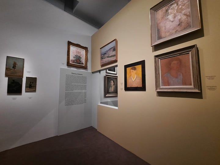 En haut à gauche : Eugène Berman "Sunset (Medusa)" 1945. il s'agit d'une peinture d'une femme accroupie, les mains sur le viage. Nous ne voyons que sa chevelure rousse ainsi que sa posture avachie. Le décor est sinistre et terne. / En haut à droite : vue de l'exposition sur le thème du théâtre, il s'agit de plusieurs croquis et esquisses sur ce thème. / En bas à gauche : vue de l'exposition, pan de mur dédié à Thérèse Debains avec quelques uns de ses tableaux, dont trois portraits, un paysage et une nature morte. / En bas à droite : Pavel Tchelitchew "Interior Landscape" Vers 1947. Il s'agit d'un tableau représentant l'intérieur d'un crâne humain, les couleur sont vives, bleues et oranges.