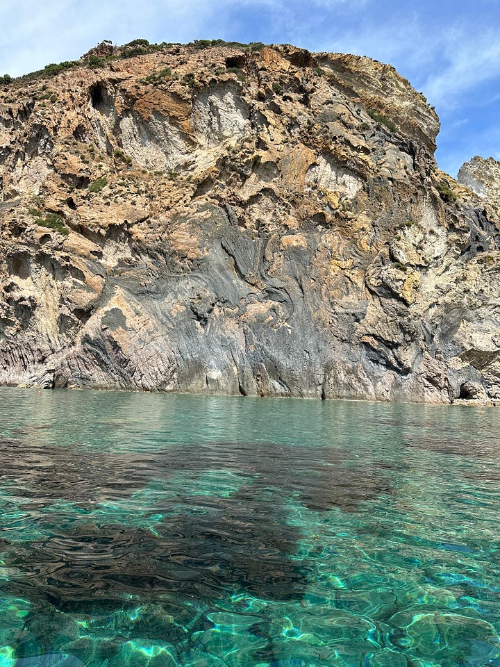 Turquoise water in Palmarola/Room pained VERY green