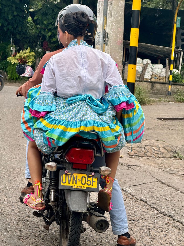 En la foto de la izquierda, la mujer que me vendió el billete de bus para Villavieja y en la de la derecha en moto una pareja en las calles de Neiva. Había mucha gente vestida con el traje típico de las fiestas de San Pedro, en la calle y trabajando. Foto propia. 