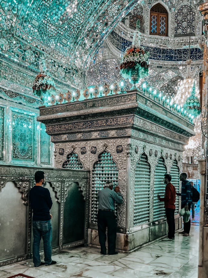 Imagens do interior do mausoléu de Shah Cheragh, em Shiraz, Irã
