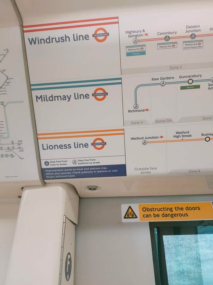 Foto della linea ferroviaria di Londra in cui si vedono le fermate di "Suffragette line" e "Lioness line"