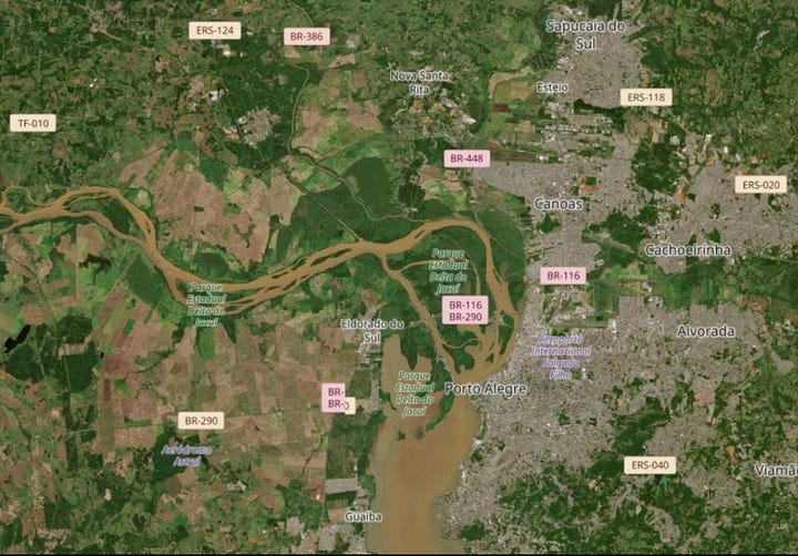 Duas imagens de satélite do delta do rio Jacuí no Rio Grande do Sul. À esquerda o rio em seu leito normal e as cidades no seu entorno. À direita o alcance das águas das cheias em cor marrom, mostrando a lama que invadiu centenas de cidades.