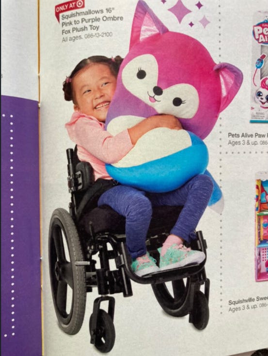 Nella prima immagine: una bimba sulla sedia a rotelle abbraccia un peluche. Nella seconda immagine, un bimbo con sindrome di down usa un'astronavicella