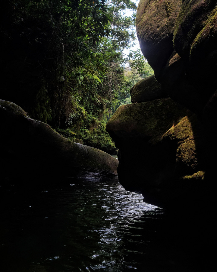 Izquierda: camino a la cascada Canalendres. Derecha: Cañón del Dantayaco. Mocoa, Putumayo