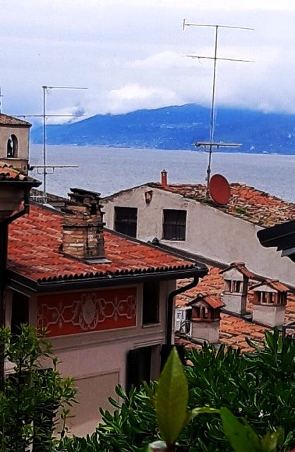 a passeggio per le vie di Desenzano del Garda