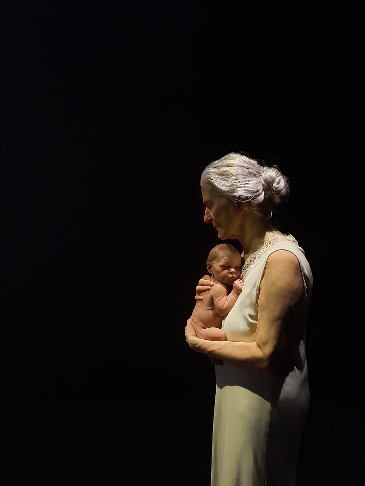 En haut à gauche : "D'après Toulouse-Lautrec (Susan Newell) 1950 Erwin Blumenfeld. Il s'agit d'un portrait d'une femme de profil souriant et pointant le doigt vers le droite du cadre / En haut à droite : "Woman and child" 2012 de Sam Jinks. Il s'agit d'une sculpture hyperréaliste représentant une femme âgée tenant un bébé dans ses bras. / En bas à gauche : "Un homme ordinaire" 2009-2010 de Zharko Basheski. Il s'agit d'une sculpture très grande et haute, d'un homme émergeant du sol, tel un géant. / En bas à droite : vue de l'exposition au mahJ, couvertures de magazines par Erwin Blumenfeld