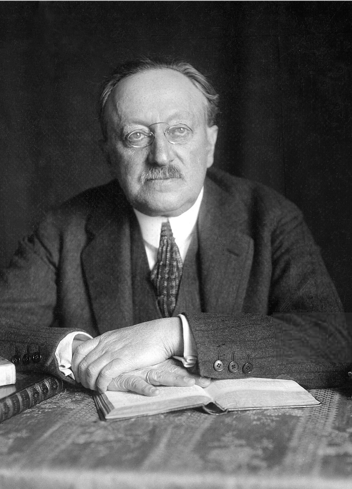 Left: Aufruf der 93 (‘Appeal of the 93') as published in the Berliner Tageblatt on October 4th 1914 (Thüringer Universitäts- und Landesbibliothek Jena. Right: Ludwig Fulda