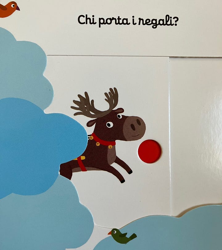 A sinistra: una renna spunta dalle nuvole. Il testo legge "Chi porta i regali?". A destra: l'inserto è stato tirato e si vede ora che dietro la renna c'era Babbo Natale. È comparso anche un testo che dice "Babbo Natale"