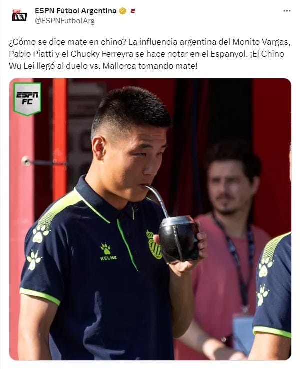 Wu Lei con un mate en la mano