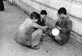 foto d'epoca in bianco e nero che ritraggono bambini impegnati nei canti natalizi greci