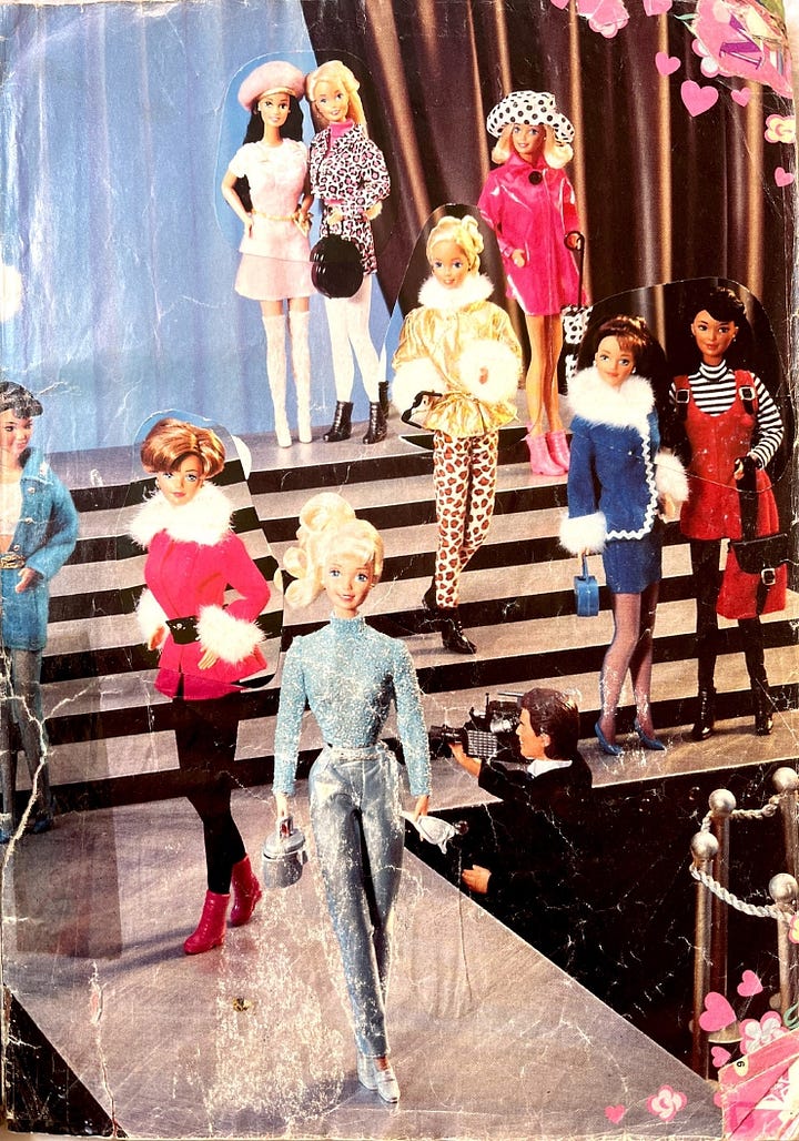 Carmela Soprano usando um penteado preso parecido com o da Barbie, com blusa brilhante. Ao lado, um scan do meu álbum da Barbie com uma boneca praticamente idêntica a Carmela