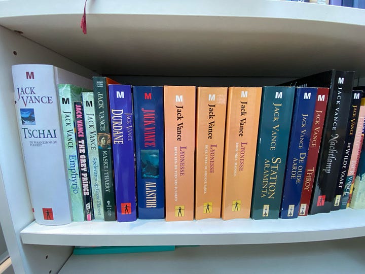 Two pictures of rows of books from Jack Vance on a bookshelf, mostly in Dutch translations.