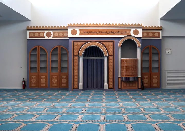 foto dell'esterno della moschea di Atene, un edificio bianco e lineare. Foto dell'interno della moschea di Atene, con mihrab di legno chiaro e tappeto azzurro