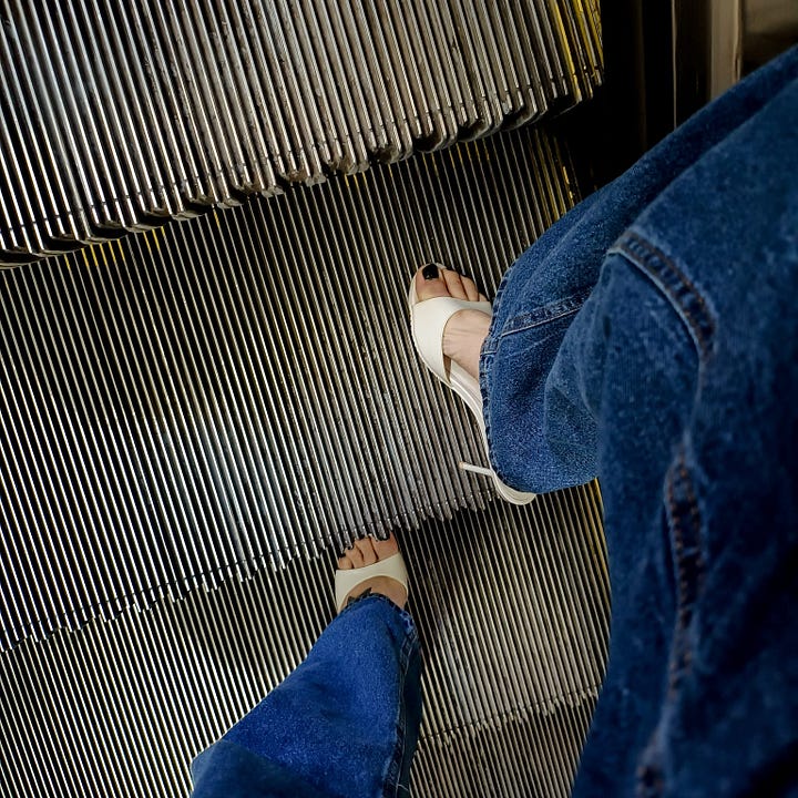 Fotos das minhas pernas com calça jeans e o sapato no pé.