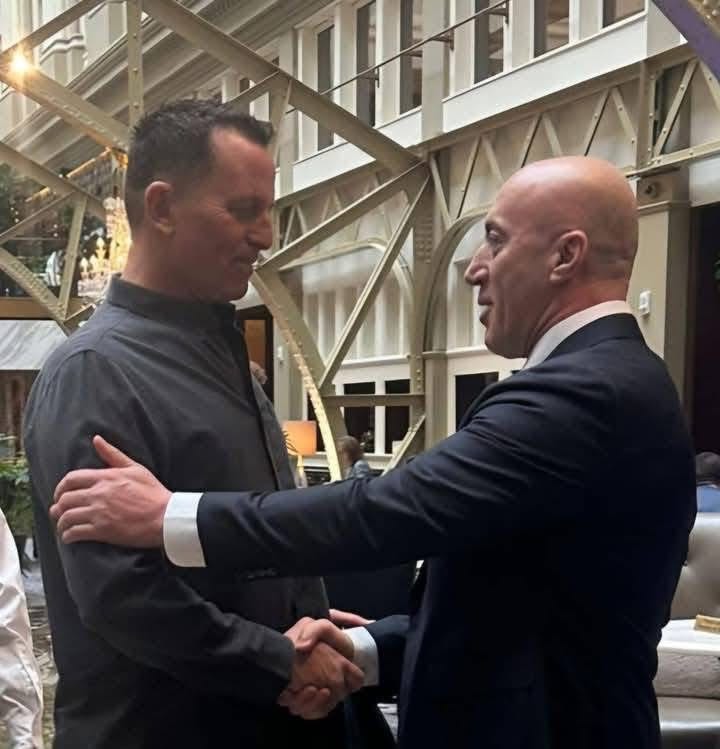 Fotografi të ish-kryeministrit të Kosovës, Ramush Haradinaj(djathtas), i cili shihet duke takuar Richard Grenell (majtas), një figurë kontraverse dhe ish-ambasador i SHBA-së. Takimi ka ngjallur diskutime të shumta për lidhjet dhe ndikimet e mundshme në politikën rajonale dhe atë ndërkombëtare.