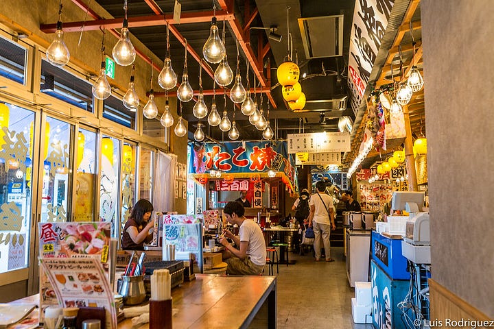 Platos e interior de un restaurante Isomaru Suisan