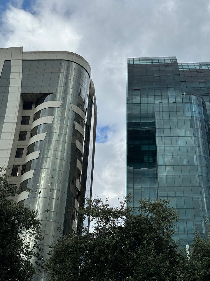 Cuatro edificios de Quito zona Plaza Artigas y La Carolina. Vidrio, reflejos y líneas. Fotos propias