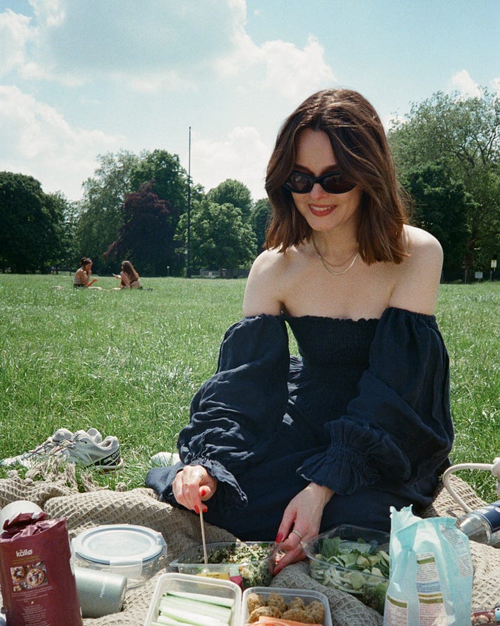 Lucy Moon wears beige onitsuka tiger sneakers, oversized vintage trench coat and suede bag.