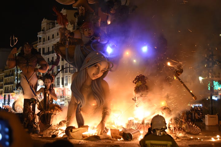 Esculturas pegando fogo no festival Fallas