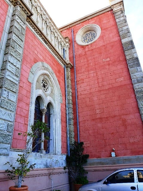 una chiesa di Messina e un albero possente a Reggio