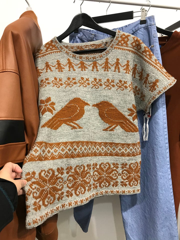 Fotografía izquierda: Abrigo inspirado en el sofá de la abuela. Fotografía derecha: Sweater o chomba tejida con motivos tradicionales.