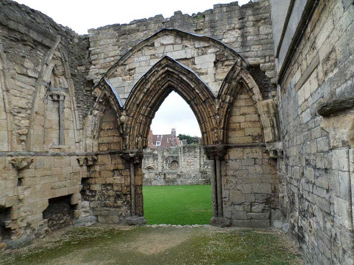 t.l: Exchequer Gate between the castle and the cathedral; T.R.: the Lucy Tower in the castle; L.L: ruins of the Medieval Bishop's Palace; L.R. Lincoln Cathedral