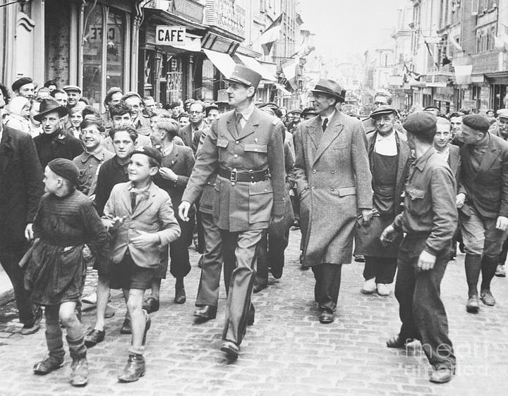 Affiches de films consacrés au 6 juin et, en miroir, le général de Gaulle dans les rues de Bayeux, le 14 juin 1944