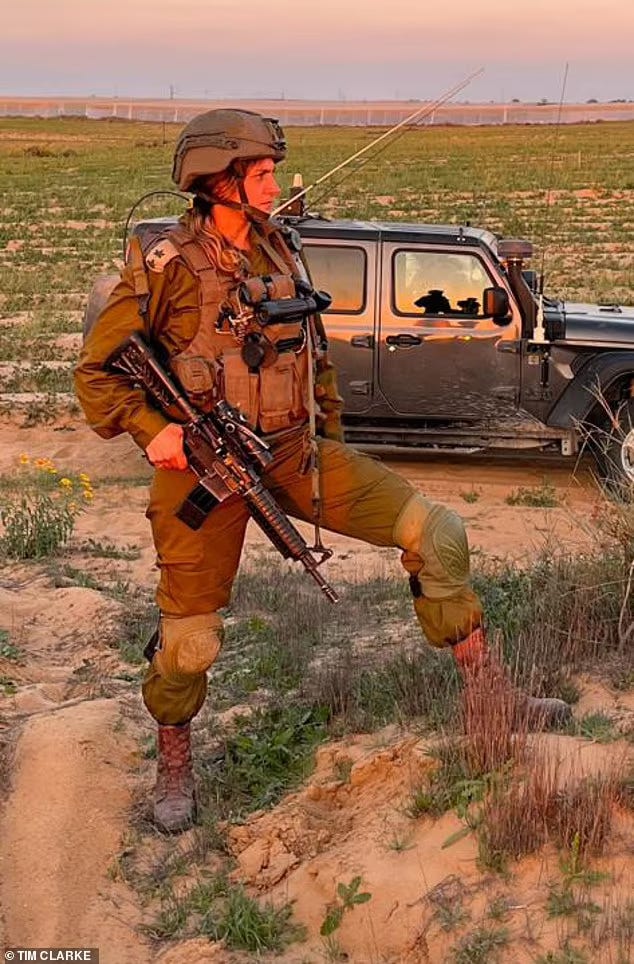 Everstiluutnantti Or Ben Yehuda pidättämässä Hamas-terroristin kesken taistelun. Everstiluutnantti on vuosikymmenen kouluttautunut islamistista terrorismia vastaan.