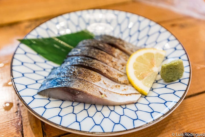Platos e interior de un restaurante Isomaru Suisan