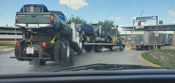 Transmigrante vehicles waiting in line at Mexican border crossings