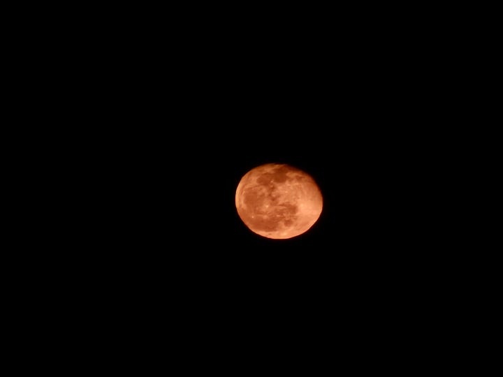 Red Moon photos taken on the Samsung Galaxy S23 Ultra 100x Space Zoom.