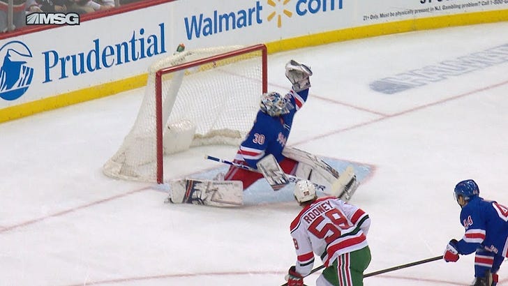 How catching the puck has become a lost art for goaltenders 